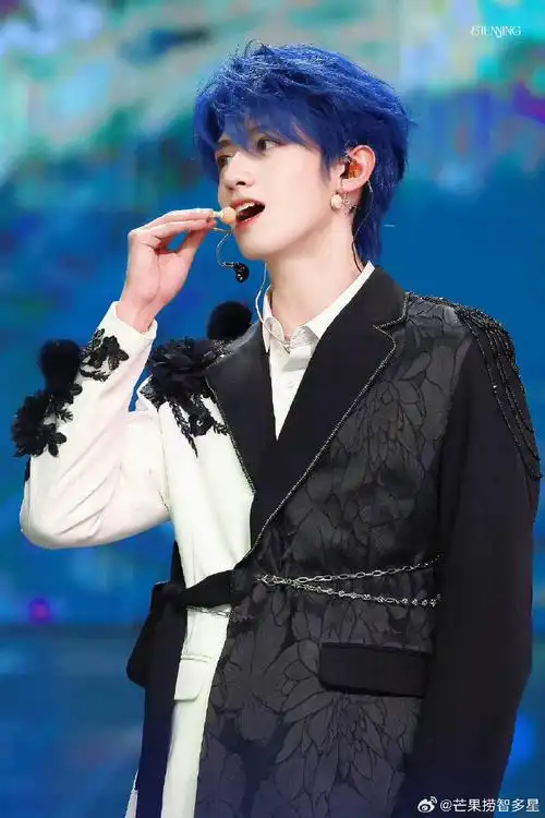 朱志鑫蓝发#朱志鑫蓝发造型好好看啊,上一次被惊艳到还是他的红发