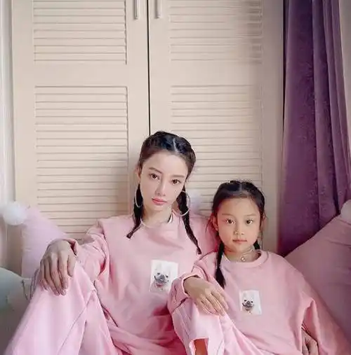 现身游乐园笑容满面气色好,在他身边唯独不见甜馨_李小璐_女儿_照片