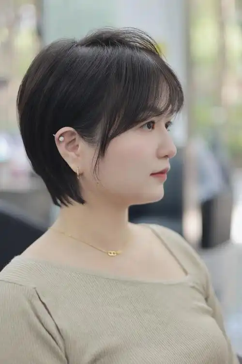 减龄蓬松的短发,适合圆脸方脸的女生