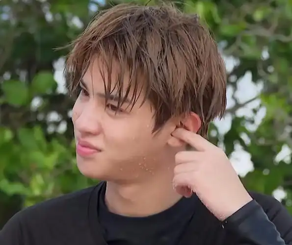 黄明昊潜入海底,脸上妆容全部被冲净,露出的素颜让后期没法下手