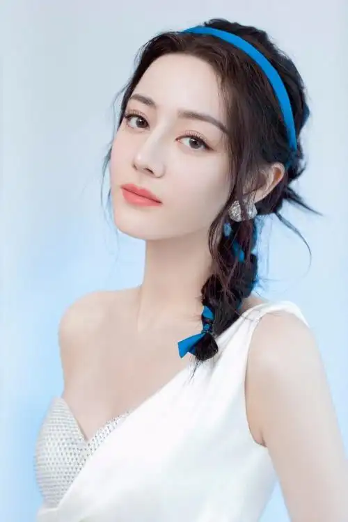 热巴穿绸缎长裙秀香肩蓝丝带编发靓丽吸睛4