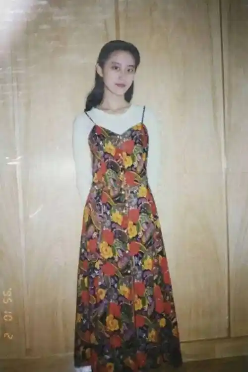 妈妈年轻时的样子好美