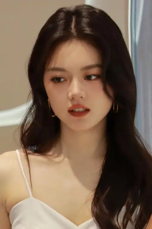 国民闺女赵今麦白色吊带裙大赏,这唇形圈内估计是无敌了