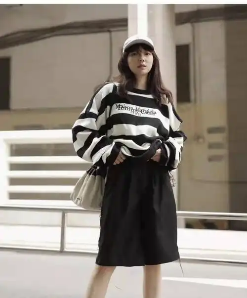 白色马丁靴怎么搭配衣服图片