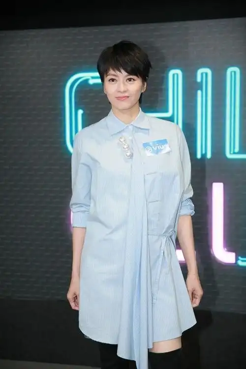 梁咏琪176cm配短发宽肩长腿穿连衣裙这才稍微显点女人味