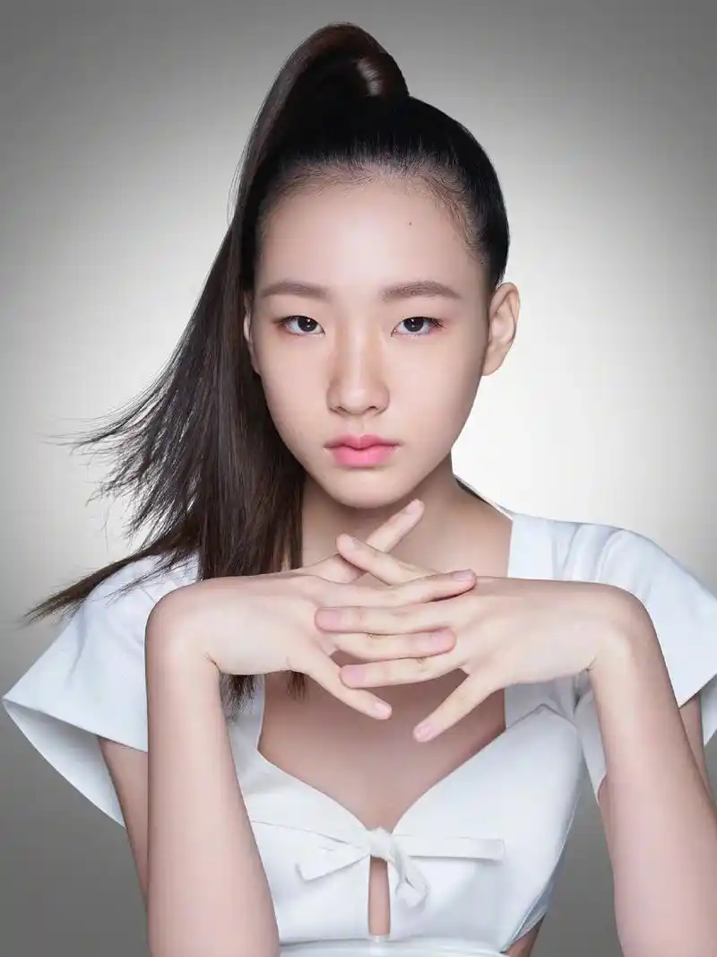 小s女儿才14岁发育这么好盘着头发轮廓太像妈杂志拍不停67