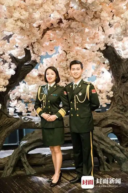 90后军人夫妻参加疫情防控红马甲也是最美情侣装