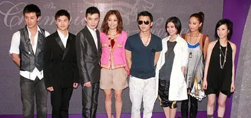 图文:田亮现身香港赛马会 田亮与谢霆锋等