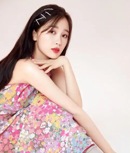 虞书欣出席活动,夏天穿貂皮大衣,生图皮肤黝黑嘴巴凸,略显肥腻