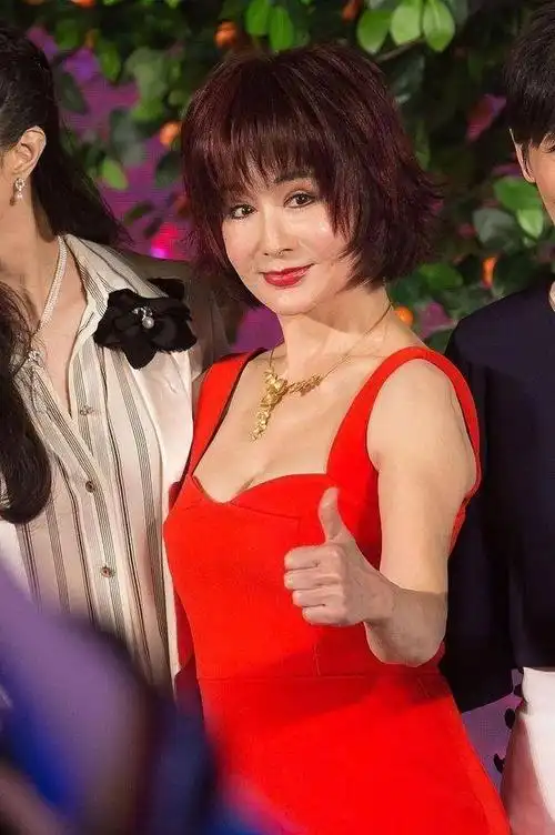 潘迎紫真是不服老,穿紧身的裙子秀身材,大范冰冰三轮看着像姐妹