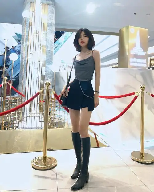 超瘦的女生短裙是不二选择