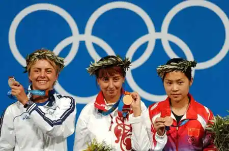 图文-女子50米步枪王成意夺铜牌 领奖台上三张笑脸_2004雅典奥运会