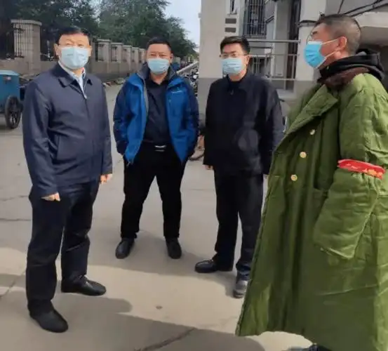 战疫之师筑牢小区防线市直教育系统党员干部防控值守侧记