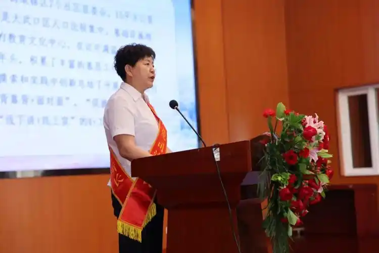 王晓荣杨波上台宣讲鲜花掌声泪水