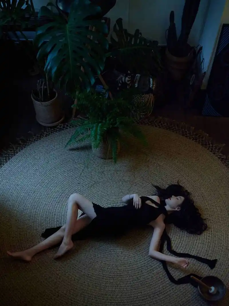 近日,张天爱工作室发布张天爱上海时装周造型组图.