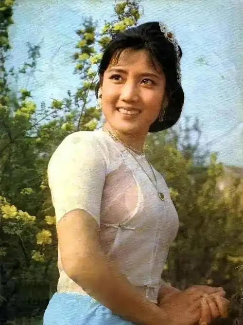 演李秀明:22岁与刘晓庆齐名,38岁息影跟丈夫卖薯片,今如何|演员|话剧