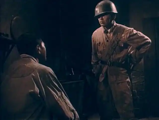 老电影国民党败军简直是土匪进村就抢粮食还欺负小孩子