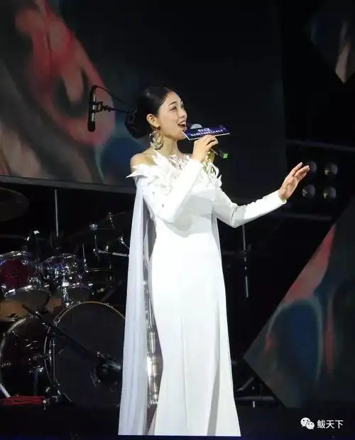 中央民族乐团青年女高音歌唱家,央视《星光大道》北京赛区选手.