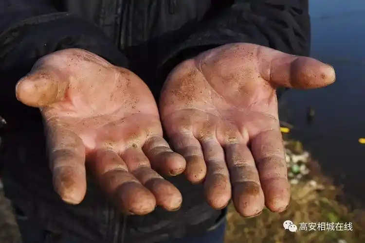 工地干活辛苦, 吃完再来一碗铁路上的农民工他们在烈日炎炎高温下