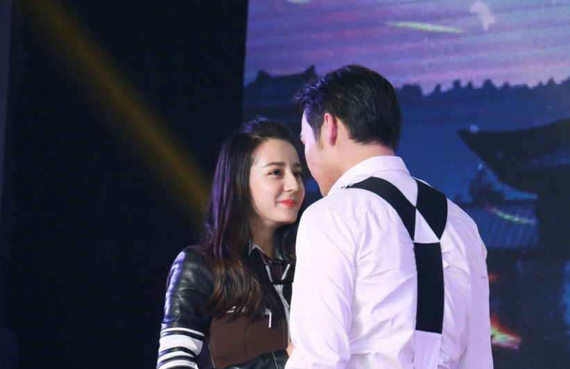 迪丽热巴,张彬彬甜蜜对视,火花十足.