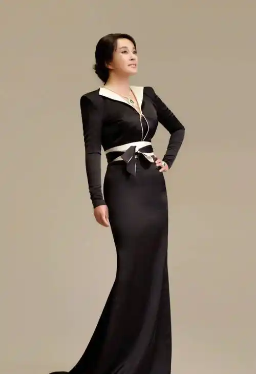 刘晓庆终于服老,奶奶裙彰显优雅气质,面部下垂坑洼好真实_时尚_年龄