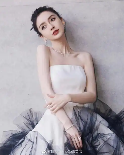 演员@angelababy佩戴蒂芙尼schlumberger系列 sixteen stone 镶钻戒指