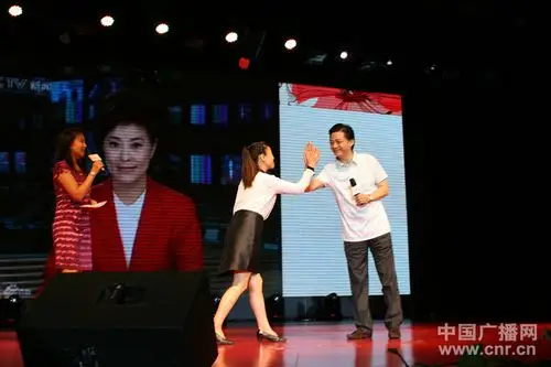 > 正文     同为甘肃陇南人的央视著名女主播耿萨到场支持(记者 李岩