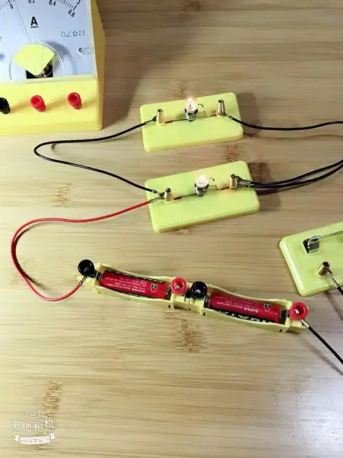 并联连接电路;小灯泡发光.