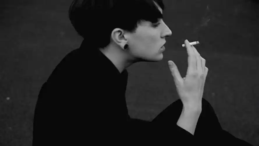 电脑壁纸 一个人伤感背影抽烟 > || 更新时间:2017-11-07 颜色分 黑色