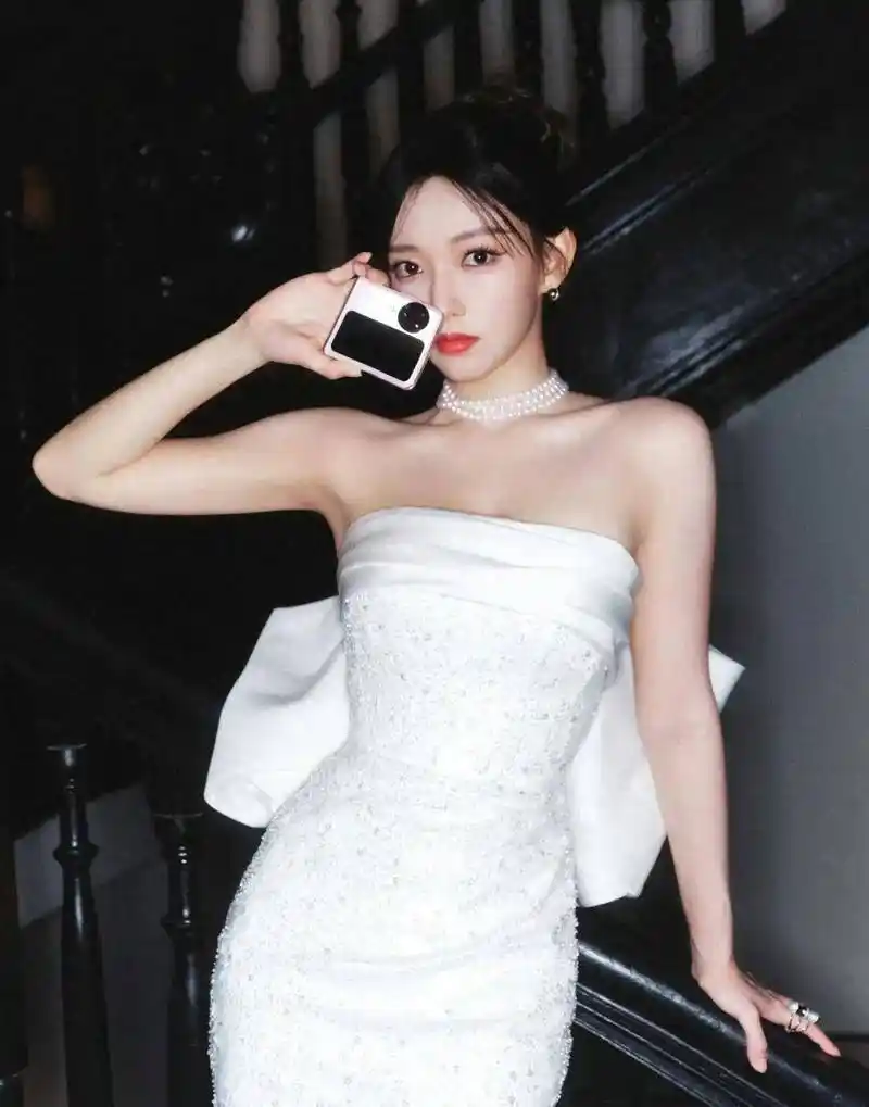 身穿白色抹胸裙,佩戴珍珠项链,模特程潇身材比例惊人!