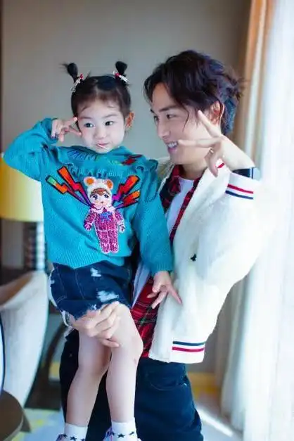 戚薇童年照曝光,与女儿lucky简直像一张脸,卖萌表情都那么相似