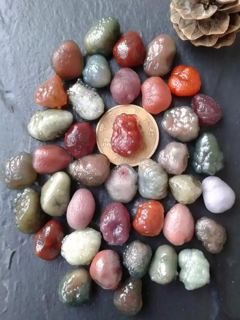 新疆巴楚黑山原石玛瑙.