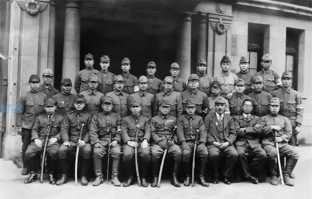 日军拍摄的老照片日军占领汉口图2日军军官在汉口的合影