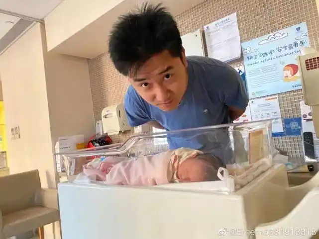 想看更多小斯嘉丽照片可以移步脆脆微博【翠西tracey】女儿奴脆哥更是