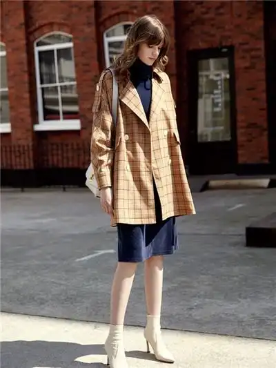 英伦风格子西装巧搭配阿莱贝琳女装让你气质又有型