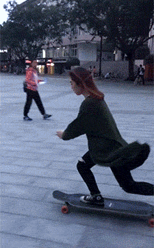 姑娘你的裤子后面怎么湿了刚才摔跤了吧尴尬了