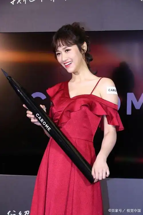 吴宗宪女儿吴姗儒化身公主甜美可人,卷发造型穿红裙大秀香肩