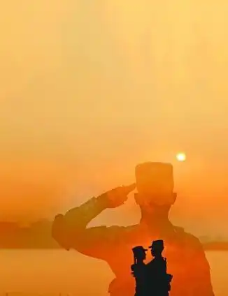 90后退伍兵开军恋主题婚纱店 定格军恋记忆