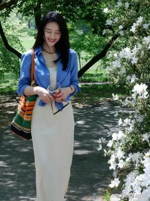 被高圆圆街拍惊艳到,夏天穿"蓝色衬衫"高级有魅力!