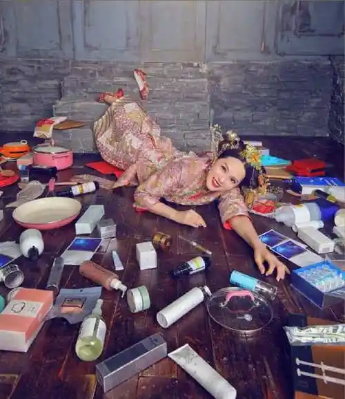 韩雪展示真正的炫富摔奢侈只在言行中网友我们模仿不来