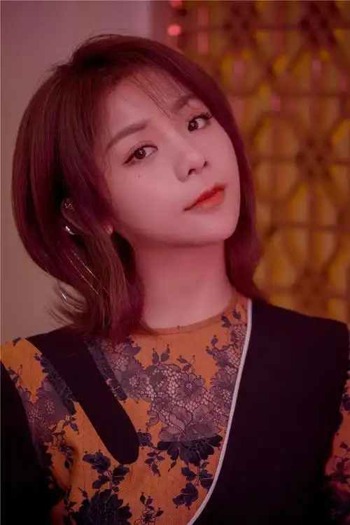 金玟岐亮相华语金曲奖 黑色混搭金属色长裙尽显优雅知性魅力