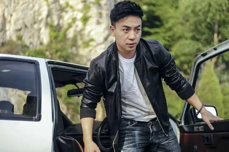 释小龙打高尔夫球抽雪茄,衣服都掩盖不住的肌肉线条,见证了自律_凤凰