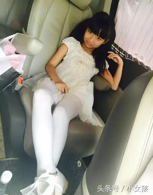 小女孩夏天穿白裤袜,难道不热吗?