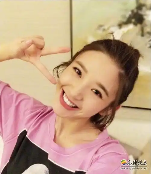 她咧嘴大笑阳光治愈,或闭眼梨涡浅笑,嘟嘴卖萌,少女feel十足.