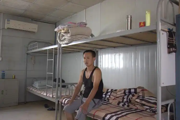 实拍农民工宿舍看到了这一幕太惊讶