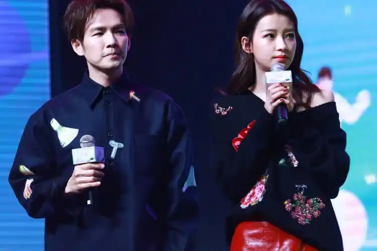 孙怡钟汉良现身发布会牵手甜到齁,"老少配"被赞cp感超强