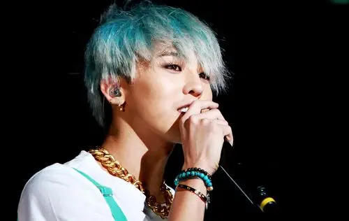 公开的照片中,权志龙专注于篮球比赛.