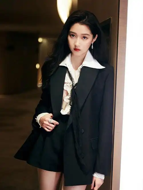 关晓彤 穿着西服短裤套装 酷美_手机壁纸_明星美女手机壁纸_我要个性