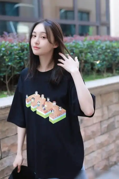 郑爽现身大方让粉丝拍照秀纤细长腿不停凹造型很有网红风