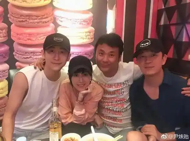 潘粤明与尹姝贻度假归来机场合体亮相女友眼神闪躲引热议